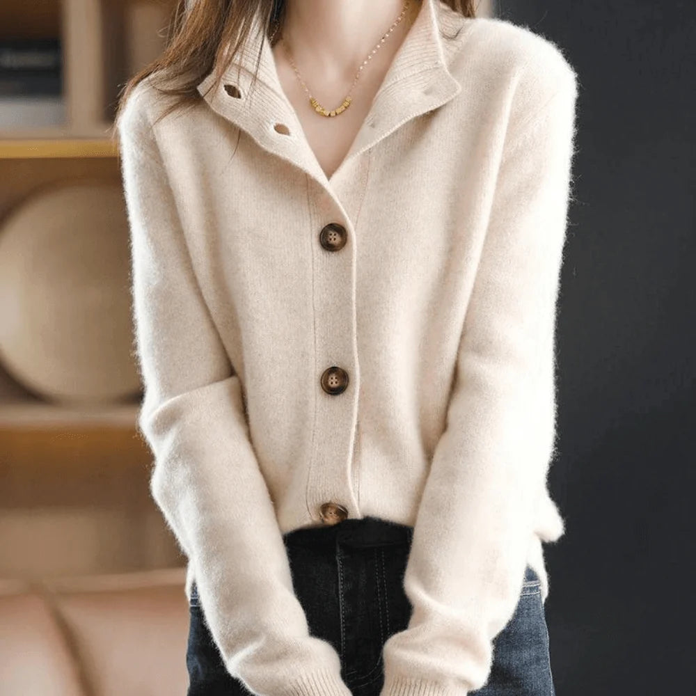 Elegant Women's Cardigan – Timeless Comfort and Style 1